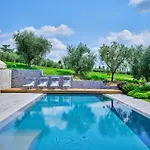 Βίλα Villasgarda - *