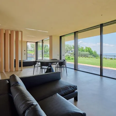 Villa Villasgarda - *