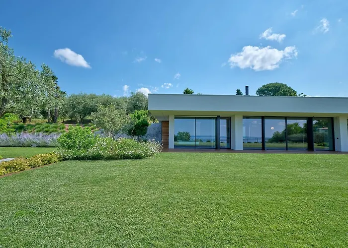 Villa Villasgarda - *